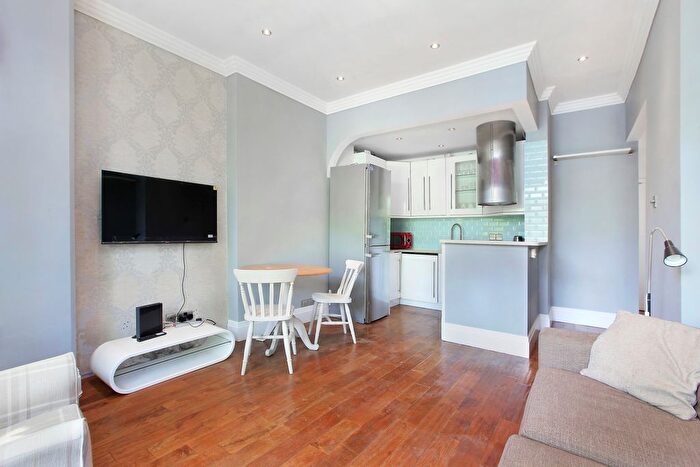 2 Bedroom Flat To Rent In Macaulay Road, Clapham Town, SW4