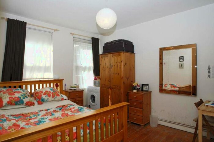 2 Bedroom Flat To Rent In Faunce House, Elephant And Castle, London, SE17