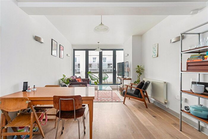 2 Bedroom Flat For Sale In Gillett Place, London, N16