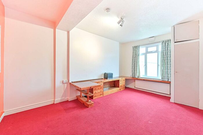2 Bedroom Flat For Sale In Brixton Hill, Brixton, London, SW2