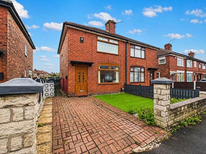 3 Bedroom Semi-Detached House For Sale In Shelley Road, Chadderton, Oldham, OL9