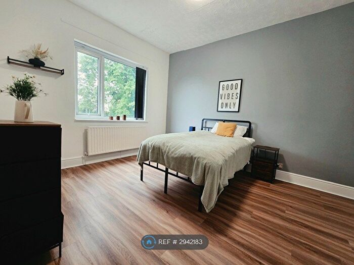 2 Bedroom Flat To Rent In Lawn View, Manchester, M8