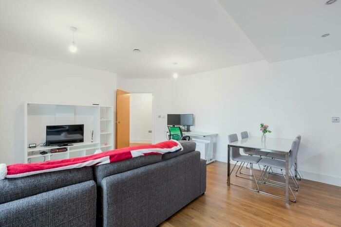 3 Bedroom Flat To Rent In Boleyn Road, London, N16