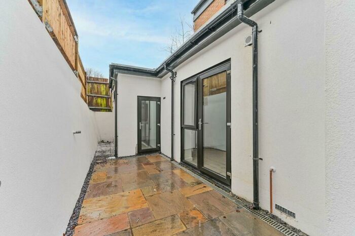 3 Bedroom Flat To Rent In Station Approach, Sutton, Tadworth, KT20