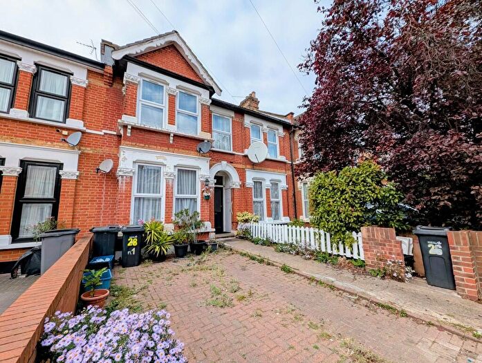 2 Bedroom Apartment For Sale In Aberdour Road, Goodmayes, IG3