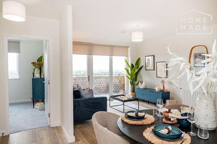 2 Bedroom Flat To Rent In River View, TW18