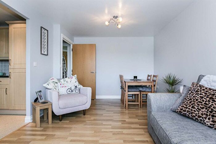 2 Bedroom Flat For Sale In Stants View, Hertford, SG13