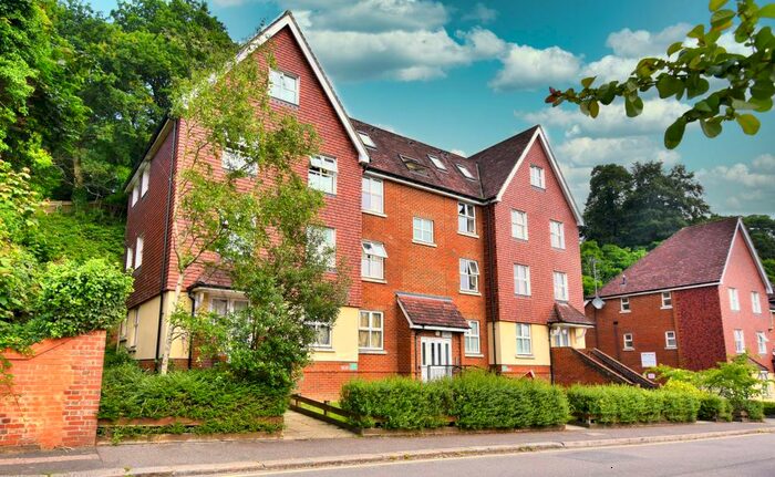 2 Bedroom Flat To Rent In Garlands Road, Redhill, RH1