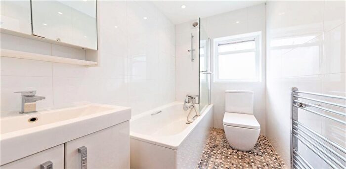 Studio To Rent In Ellesmere Road, London, NW10