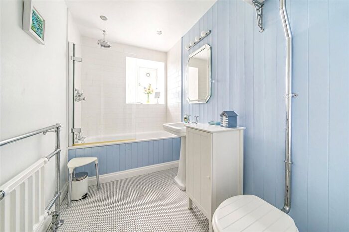 2 Bedroom Flat For Sale In Douglas Avenue, Exmouth, Devon, EX8