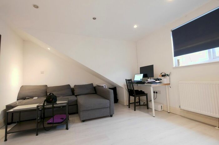 1 Bedroom Flat To Rent In Abdale Road, Shepherds Bush, W12