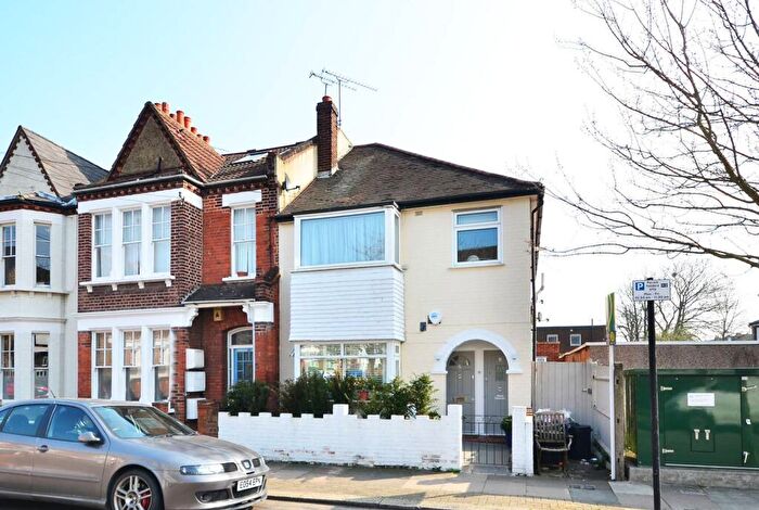 2 Bedroom Flat To Rent In Mayford Road, Balham, London, SW12