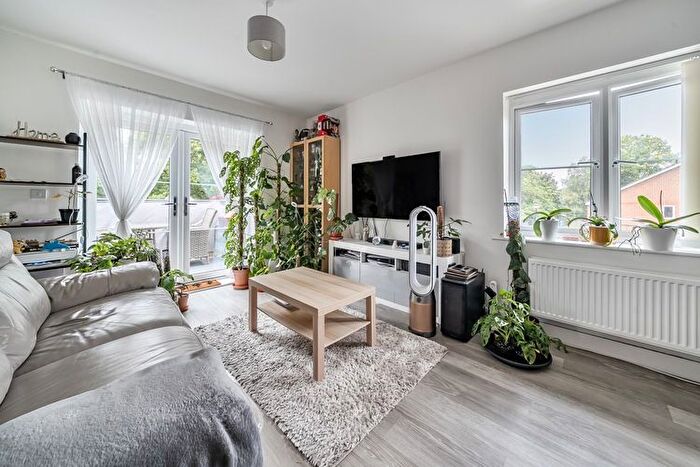 2 Bedroom Flat For Sale In Watermint Place, Bracknell, Berkshire, RG12