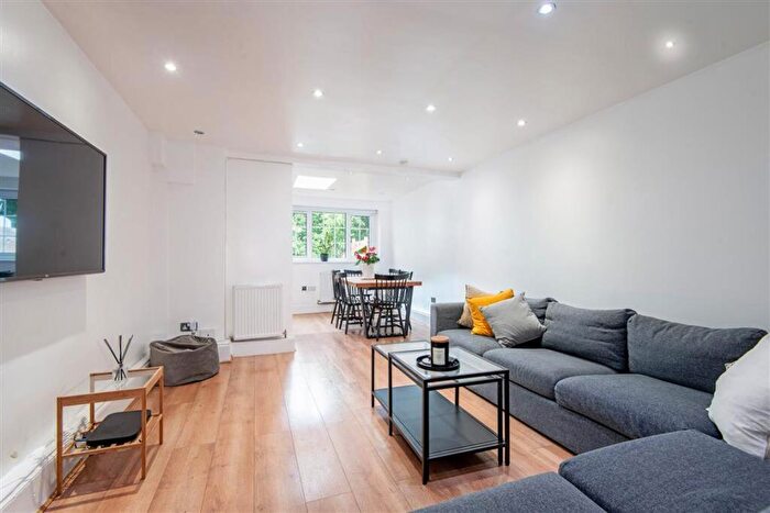 4 Bedroom Semi-Detached House For Sale In Granby Street, Shoreditch High Street, E2