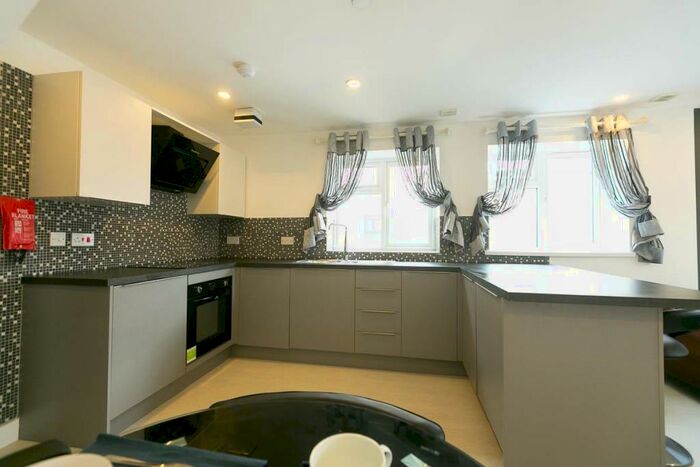 2 Bedroom Flat To Rent In Richmond Parc, Richmond Road, Cardiff, CF24