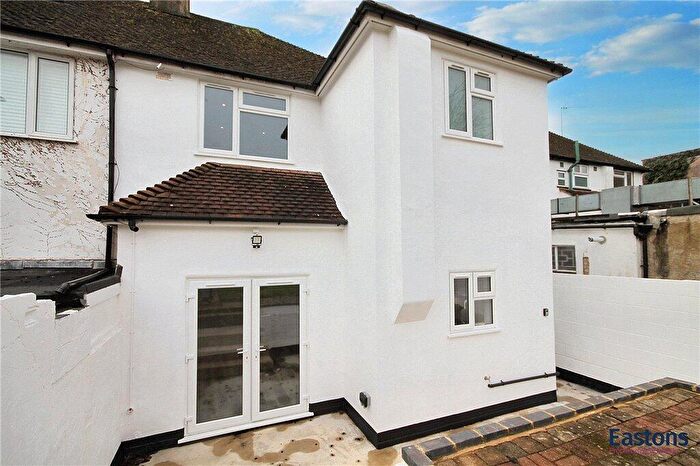 3 Bedroom Maisonette To Rent In Shelvers Hill, Tadworth, Surrey, KT20