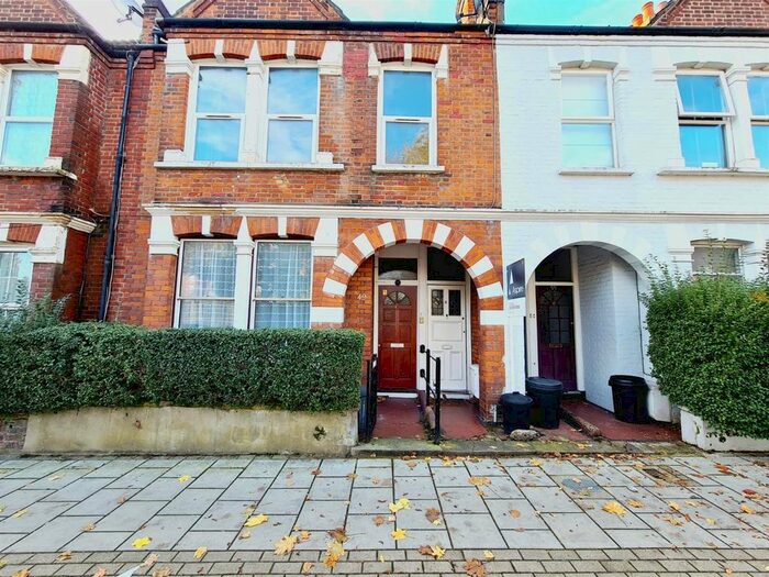 3 Bedroom Flat To Rent In Welham Road, London, SW16