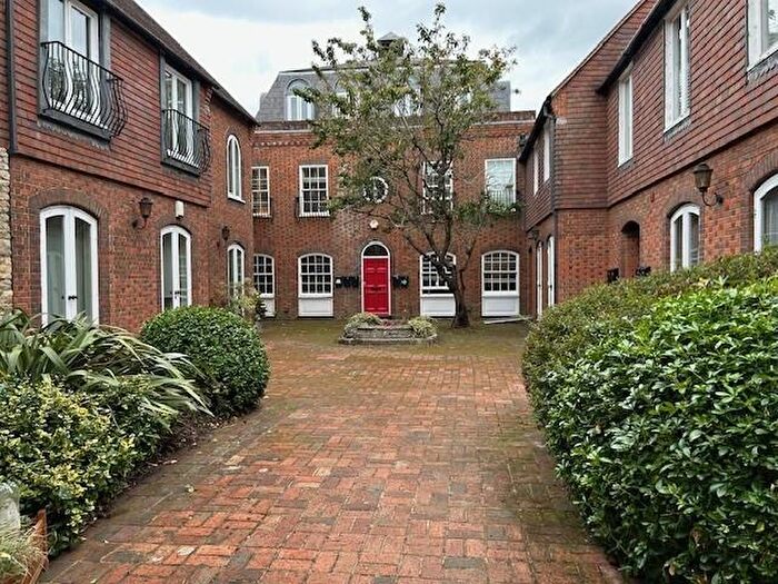 2 Bedroom Apartment To Rent In The Courtyard, Lombard Street, OX14