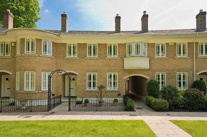 4 Bedroom Mews To Rent In Lakeside Grange, Oatlands Drive, KT13