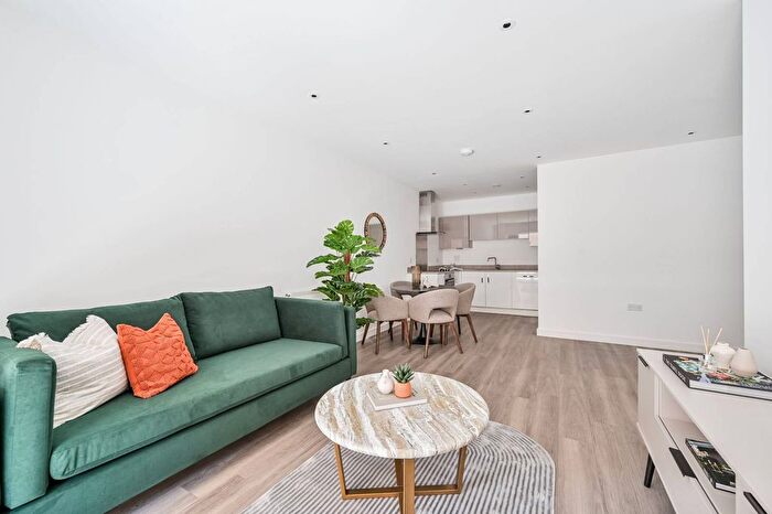 1 Bedroom Flat To Rent In Trinity Walk, Woolwich, London, SE18