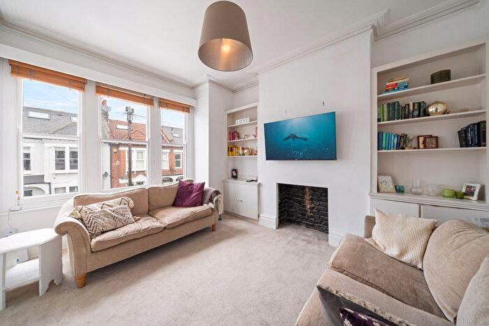 3 Bedroom Flat For Sale In Hazelbourne Road, London, SW12