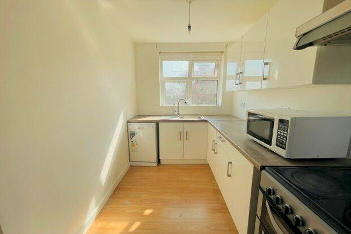 3 Bedroom Flat To Rent In Manor Road, Chigwell, IG7
