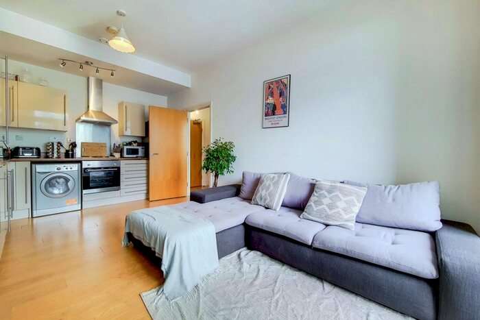 1 Bedroom Flat To Rent In Cornell Square, Vauxhall, London, SW8