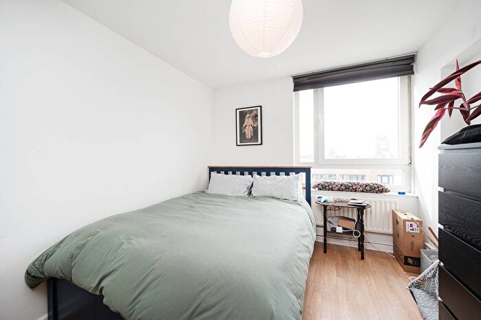 2 Bedroom Flat For Sale In Whiston Road, Haggerston, London, E2