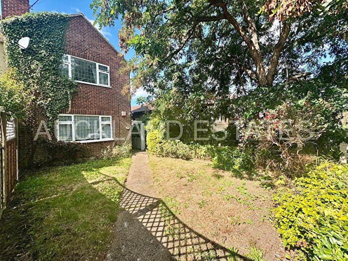 3 Bedroom Semi-detached House For Sale In Hatfield Road, Potters Bar, EN6