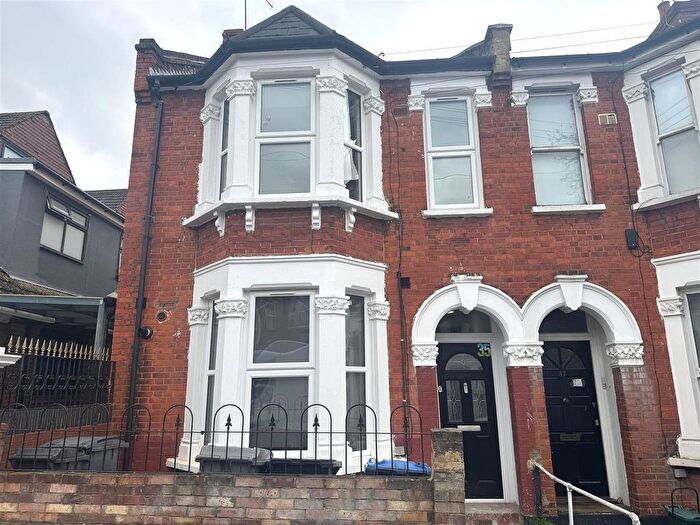 2 Bedroom Flat To Rent In Howard Road, London, NW2