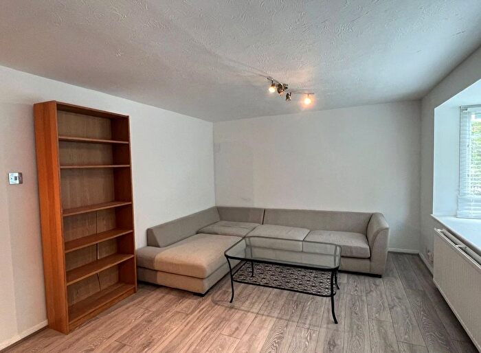 2 Bedroom Flat To Rent In Laburnum Close, London, N11