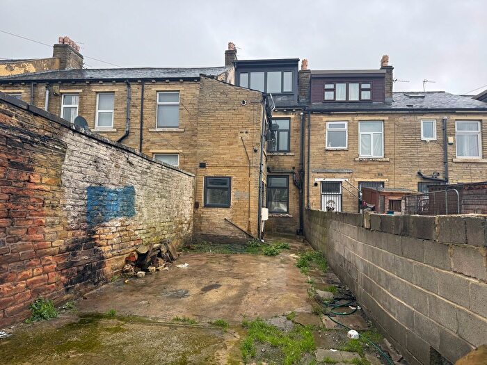 3 Bedroom Terraced House For Sale In Girlington Road, Bradford, West Yorkshire, BD8