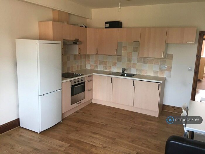 3 Bedroom Flat To Rent In Hyde Terrace, Leeds, LS2