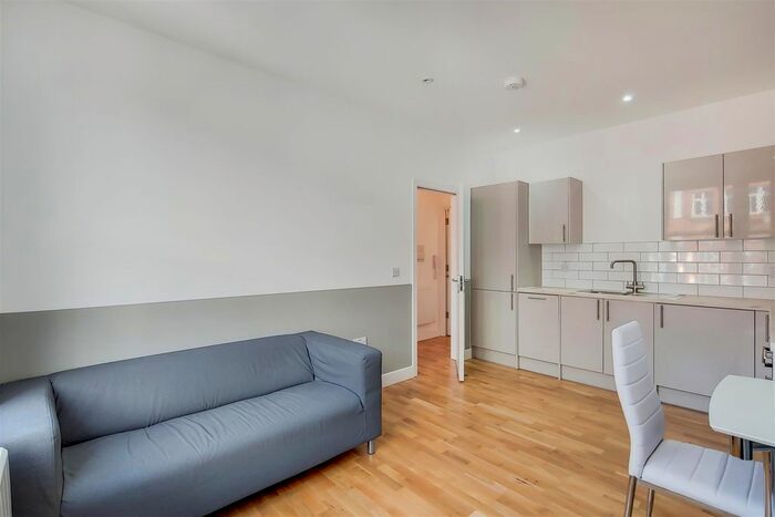 2 Bedroom Flat To Rent In Fulham Palace Road, London, W6