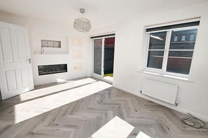 4 Bedroom Town House To Rent In Oakhurst Drive, Wardle, OL12