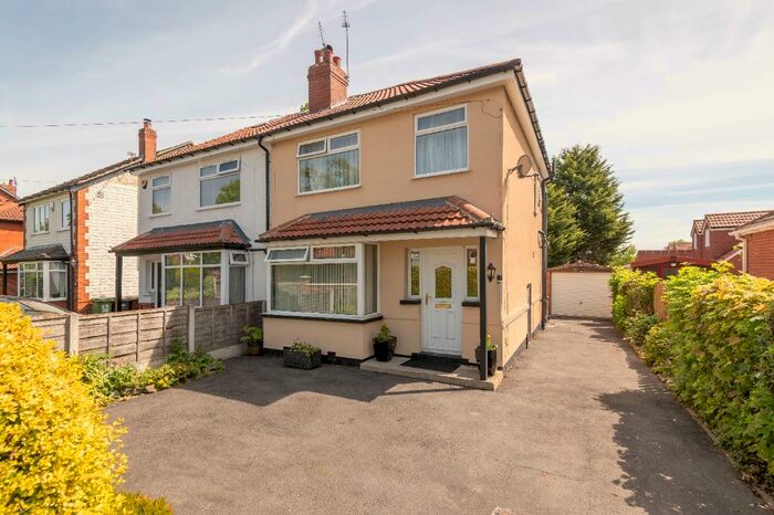 2 Bedroom Semi-Detached House To Rent In Fearnville View, Oakwood, Leeds, LS8