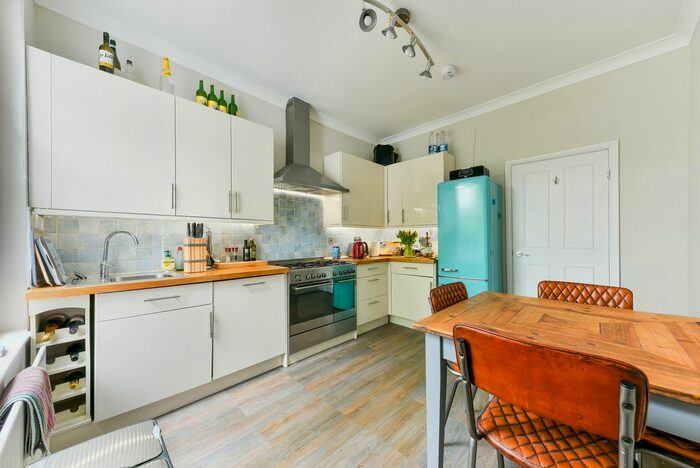 2 Bedroom Flat To Rent In Fernlea Road, London, SW12