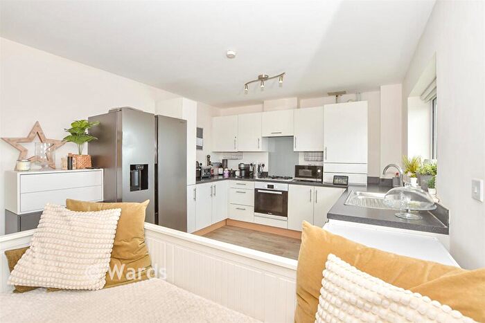 2 Bedroom Apartment For Sale In Melrose Close, Maidstone, Kent, ME15