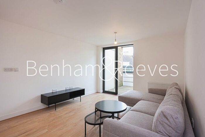 3 Bedroom Flat To Rent In Shepherd Court, Canary Wharf, E14