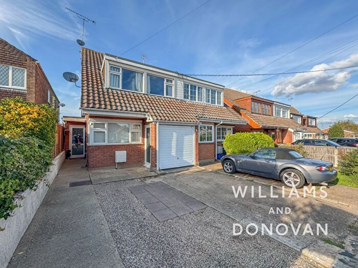 3 Bedroom Semi-Detached House For Sale In Alexandra Road, Ashingdon, SS4