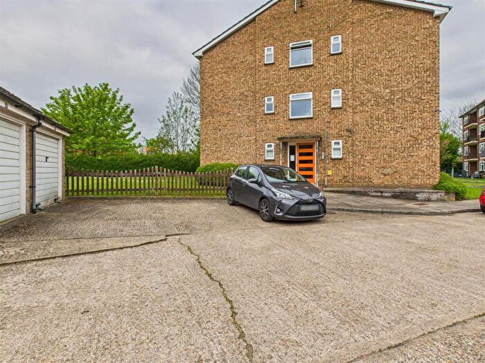 1 Bedroom Flat To Rent In Hazelwood Close, Hitchin, SG5
