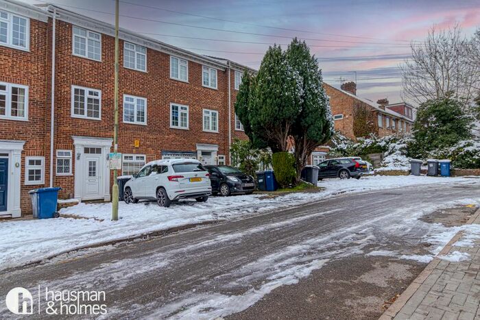 4 Bedroom Flat To Rent In Oakview Gardens, London, N2