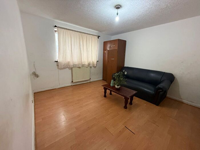 2 Bedroom Flat To Rent In Beavers Lane, Hounslow, TW4