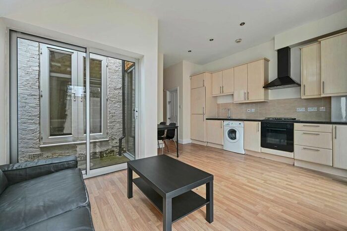 2 Bedroom Flat To Rent In Hetley Road, Shepherds Bush, London, W12