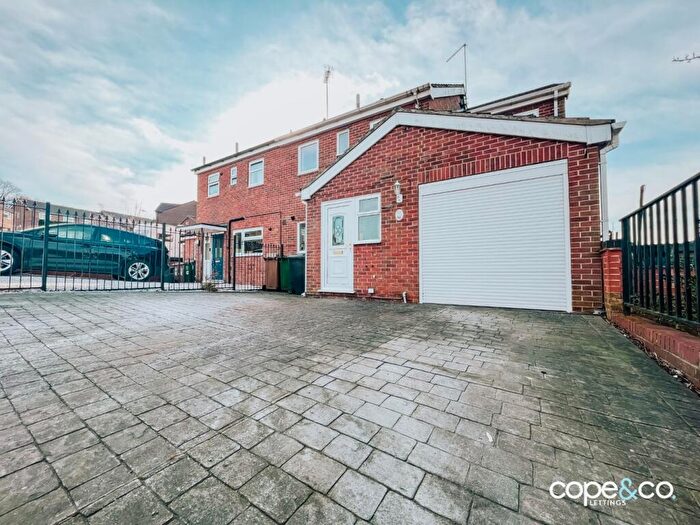 4 Bedroom Semi-Detached House To Rent In Pennine Way, Swadlincote, Derbyshire, DE11