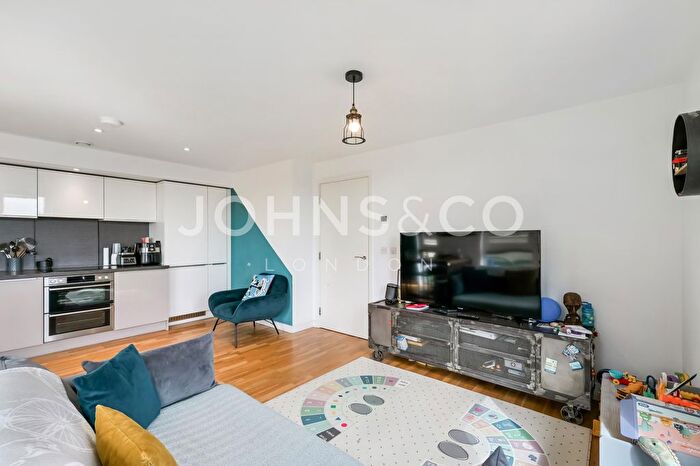 2 Bedroom Flat To Rent In Baltic Avenue, Brentford, London, TW8