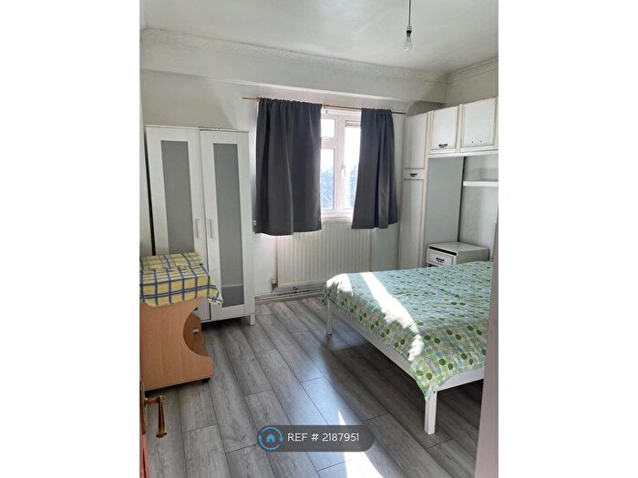 3 Bedroom Flat To Rent In Bronti Close, London, SE17