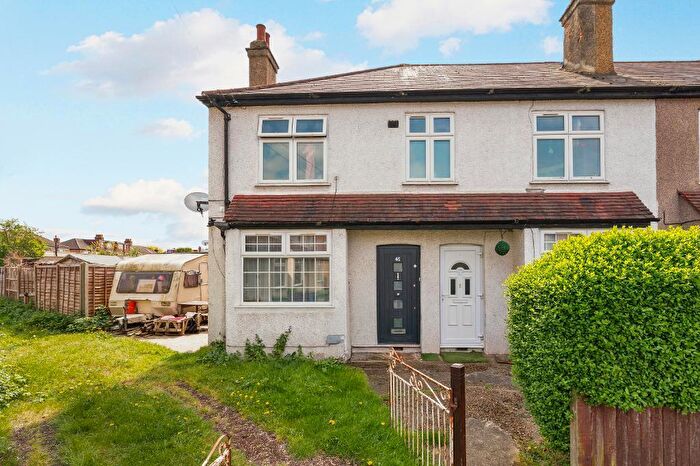 3 Bedroom Maisonette For Sale In Lavender Grove, Mitcham, Surrey, CR4