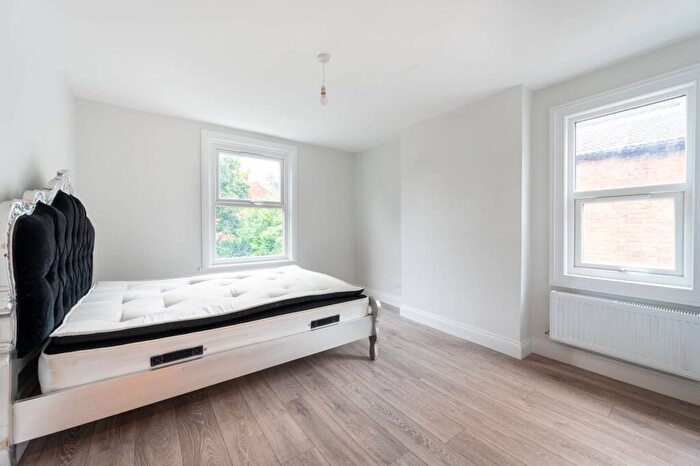 3 Bedroom Flat To Rent In Larch Road, Cricklewood, London, NW2