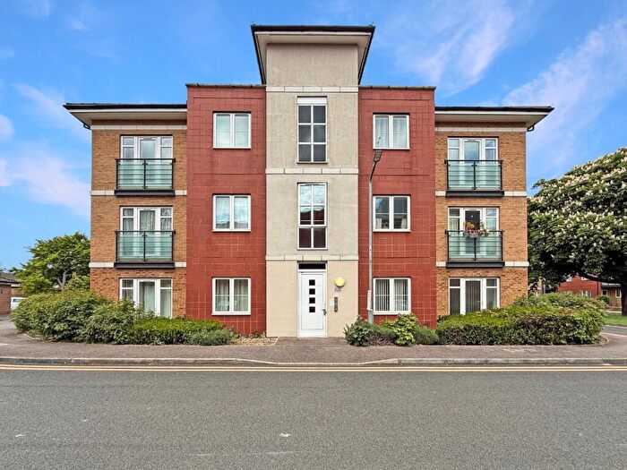 2 Bedroom Flat For Sale In The Parklands, Dunstable, LU5
